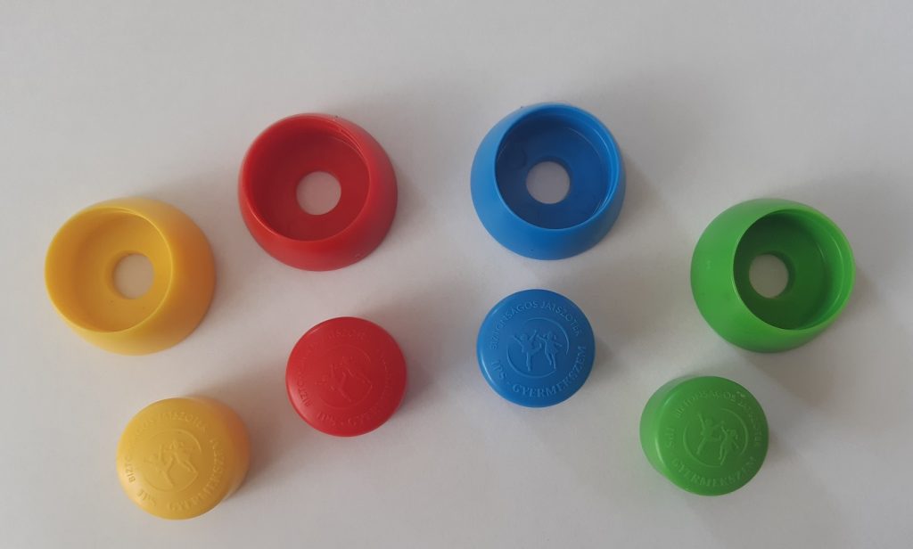 műanyag csavarvédő kupak játszótéri eszközökhöz - sárga, piros, sötétkék sötétzöld