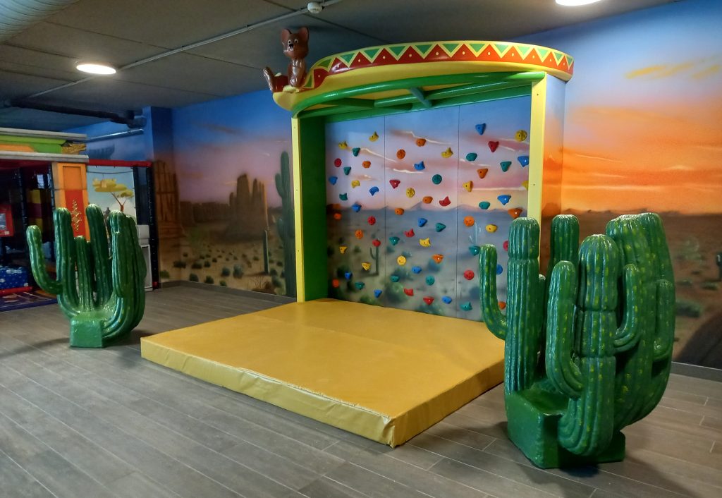 Játszóház építés. BalaLand Family Park, Mexikói mászófal kaktusz fotelekkel